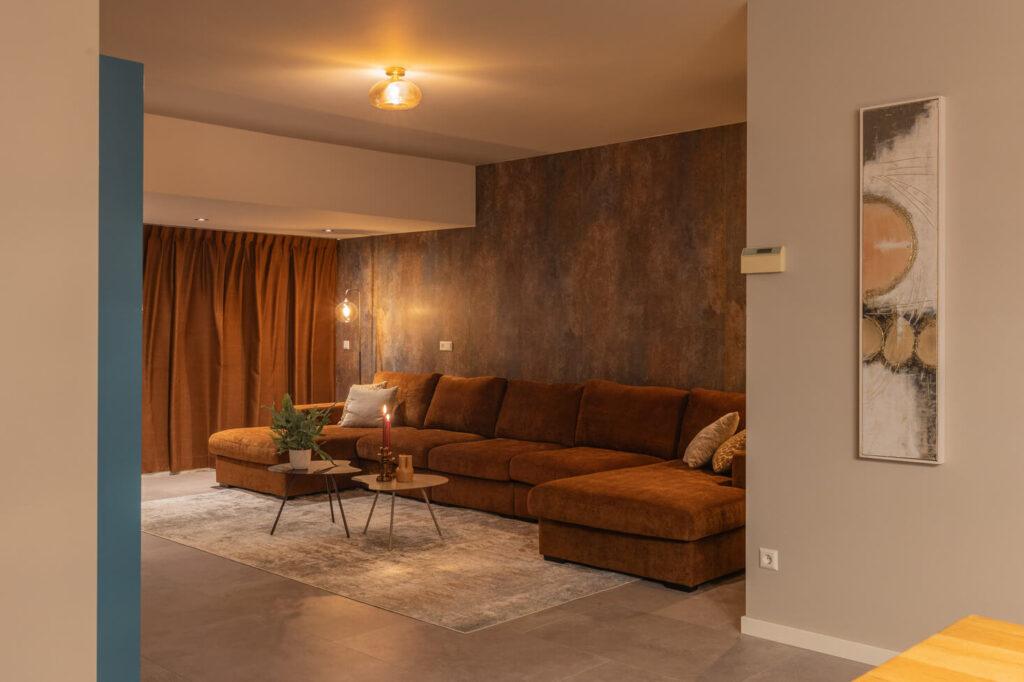 nete woonkamer in sfeer en decoratief stucwerk op de muur